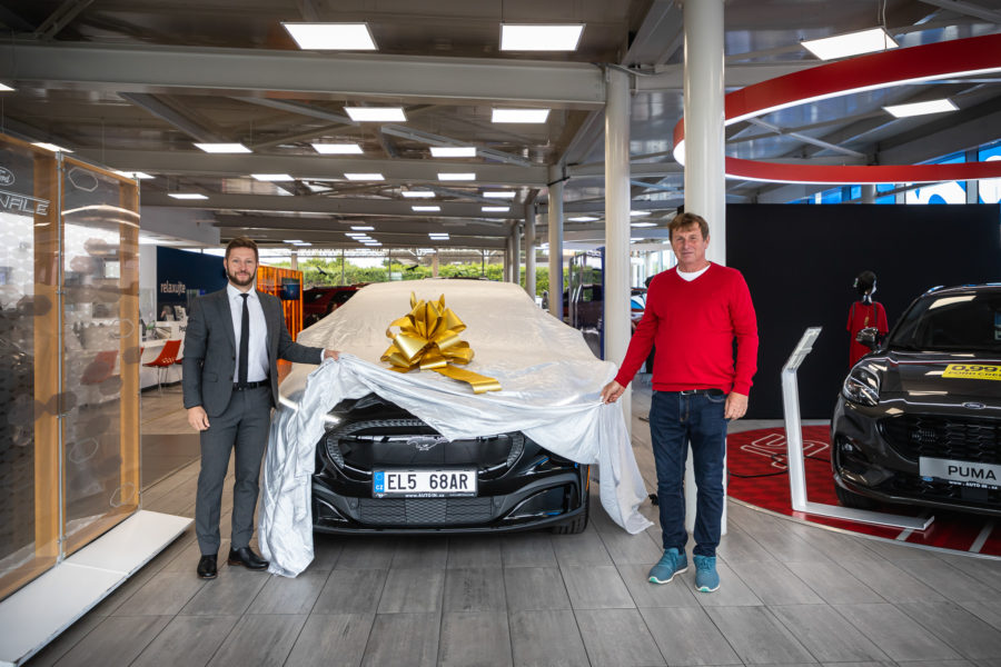 První zákazník si převzal elektrický Mustang Mach-E, v garáži má i klasický Mustang